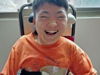 愛笑的小嫺---慢飛家族助學助養補助實例成果分享。小嫻是位極重度的身心障礙者，由於語言、智能、肢體都有障礙，使得小嫻說話的語彙有限，理解力僅有日常生活基本的程度，行動上也需要依靠輪椅及他人協助。即便小嫻生活中有許多的不方便... ...